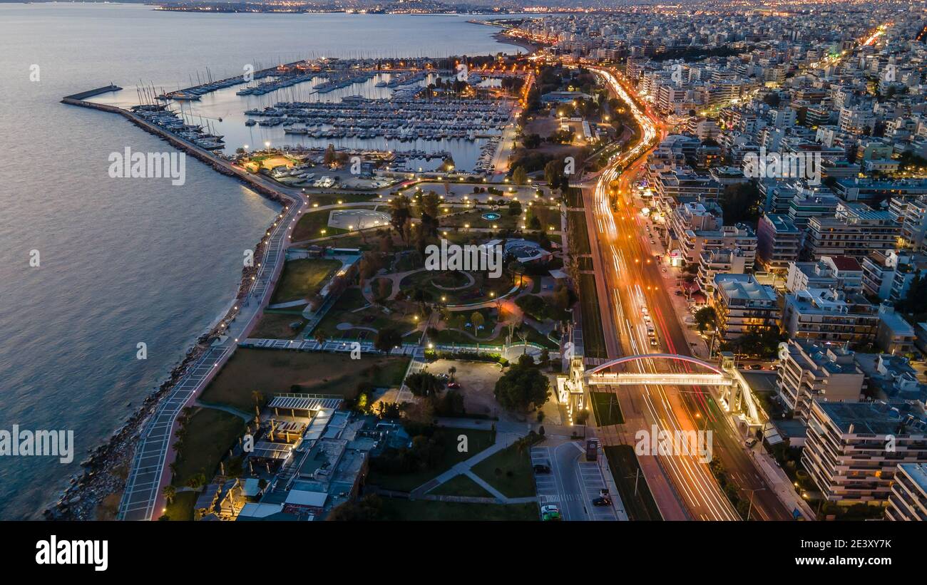 Die neue Fußgängerbrücke über die Poseidonos Avenue, bei Alimos, Griechenland Stockfoto