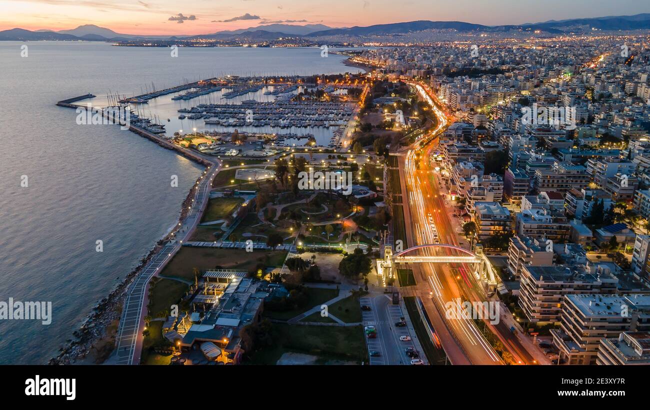 Die neue Fußgängerbrücke über die Poseidonos Avenue, bei Alimos, Griechenland Stockfoto