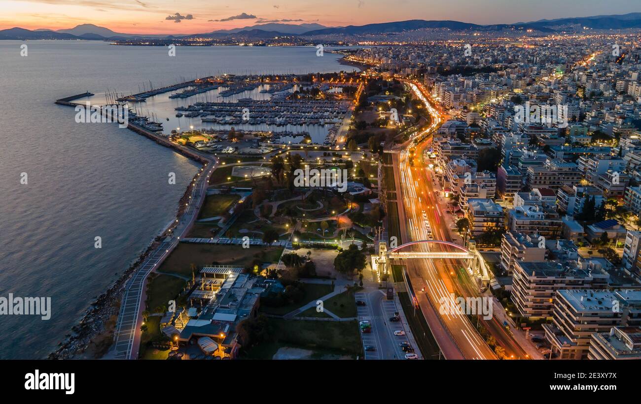 Die neue Fußgängerbrücke über die Poseidonos Avenue, bei Alimos, Griechenland Stockfoto