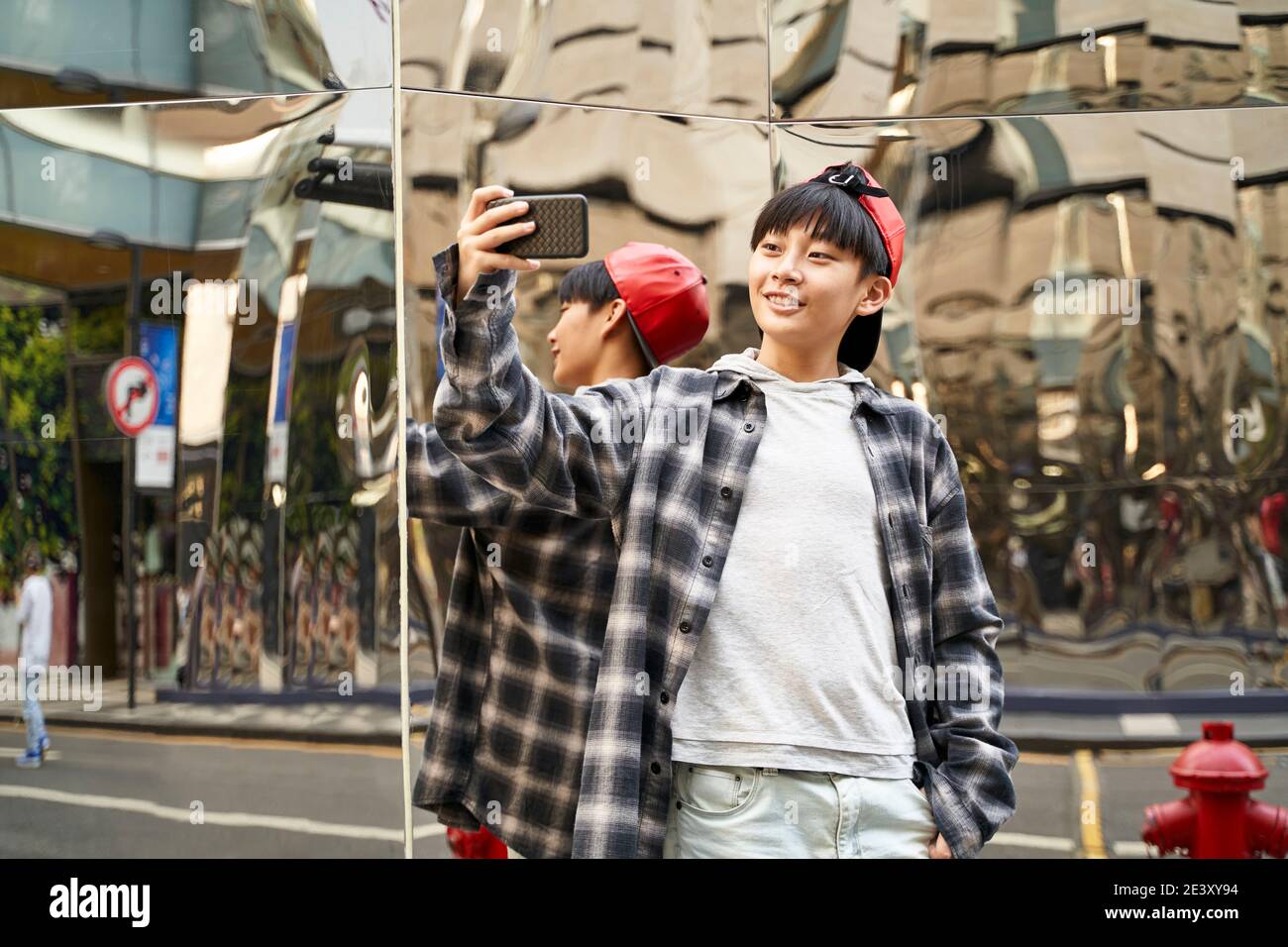 Teenager asiatische Kind nimmt ein Selfie im Freien auf der Straße Glücklich und lächelnd Stockfoto