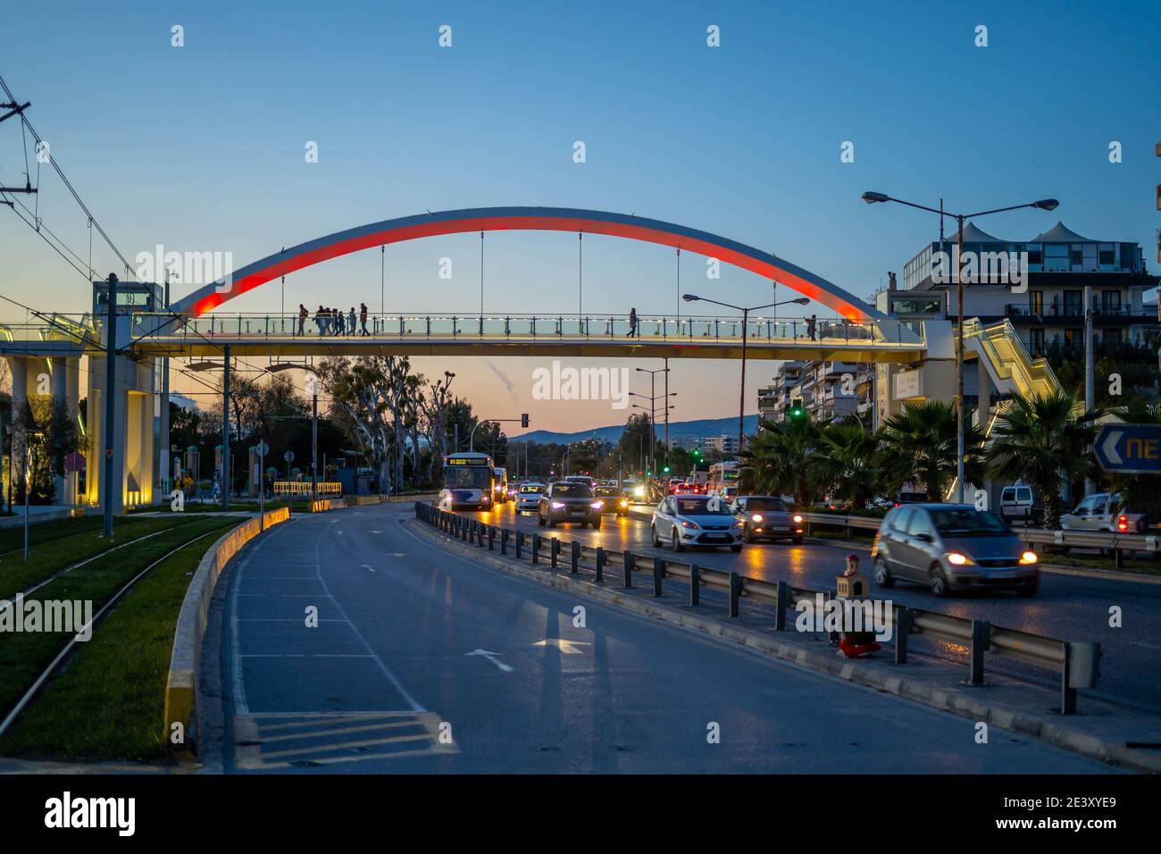 Die neue Fußgängerbrücke über die Poseidonos Avenue, bei Alimos, Griechenland Stockfoto