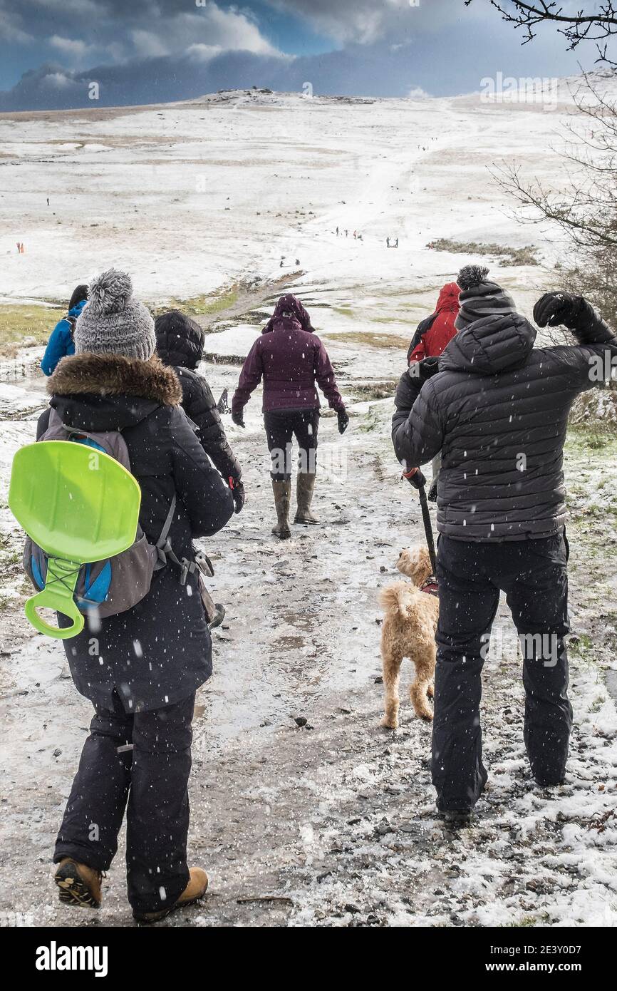 Menschen, die gerne im Schnee auf dem wilden rauen Tor am Bodmin Moor in Cornwall spazieren gehen. Stockfoto