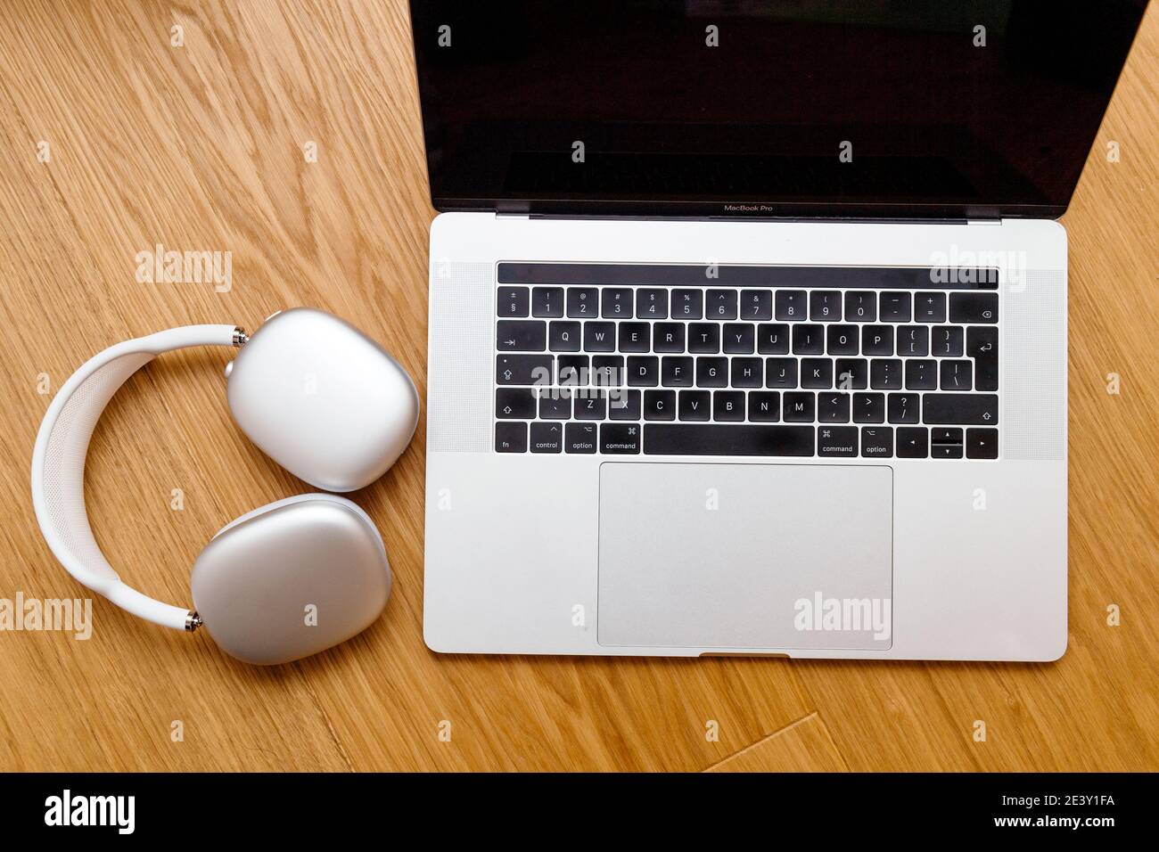 Paris, Frankreich - Jan 7, 2020: Platziert auf dem nächsten neuen MacBook  Pro M1 Laptop die besten Apple Computers AirPods Max Over-Ear Kopfhörer  Stockfotografie - Alamy