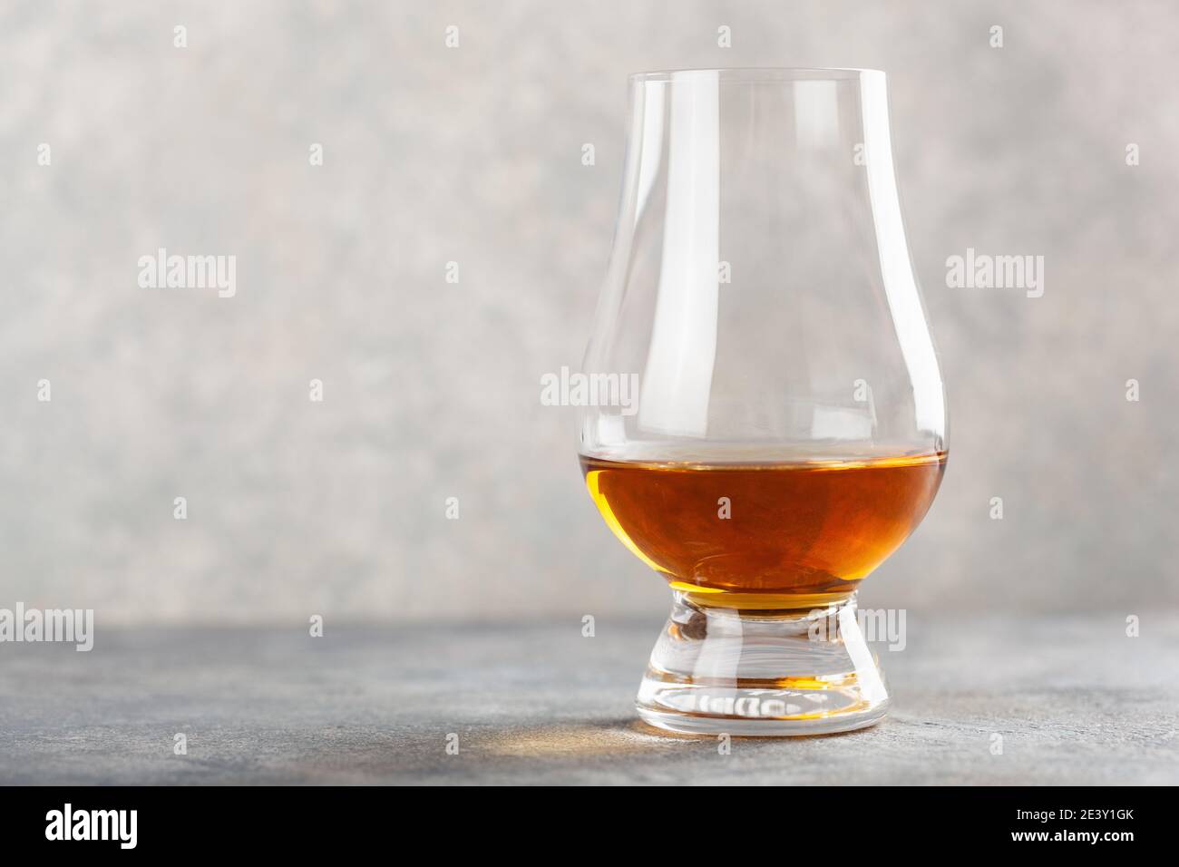 Glas Whisky-Spirituosen Brandy auf grauem Beton Hintergrund Stockfoto