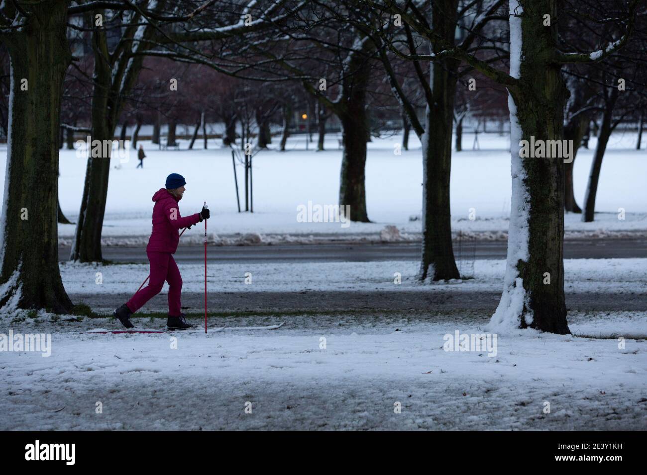 Edinburgh, Großbritannien. Januar 2021. Schottisches Wetter, Storm Christoph lässt Schnee, um einige lokale in Edinburgh zu genießen. Mitglieder des öffentlichen Himmels im Meadows Park. Quelle: Pako Mera/Alamy Live News Stockfoto