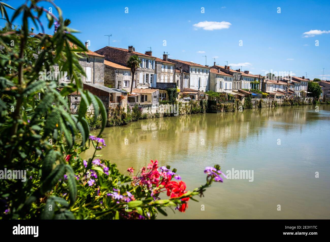 Saint-Savinien (Westfrankreich): Überblick über das Dorf am Ufer des Flusses Charente, ausgezeichnet mit dem Label Village de pierres et d'Eau (Stein und Stockfoto
