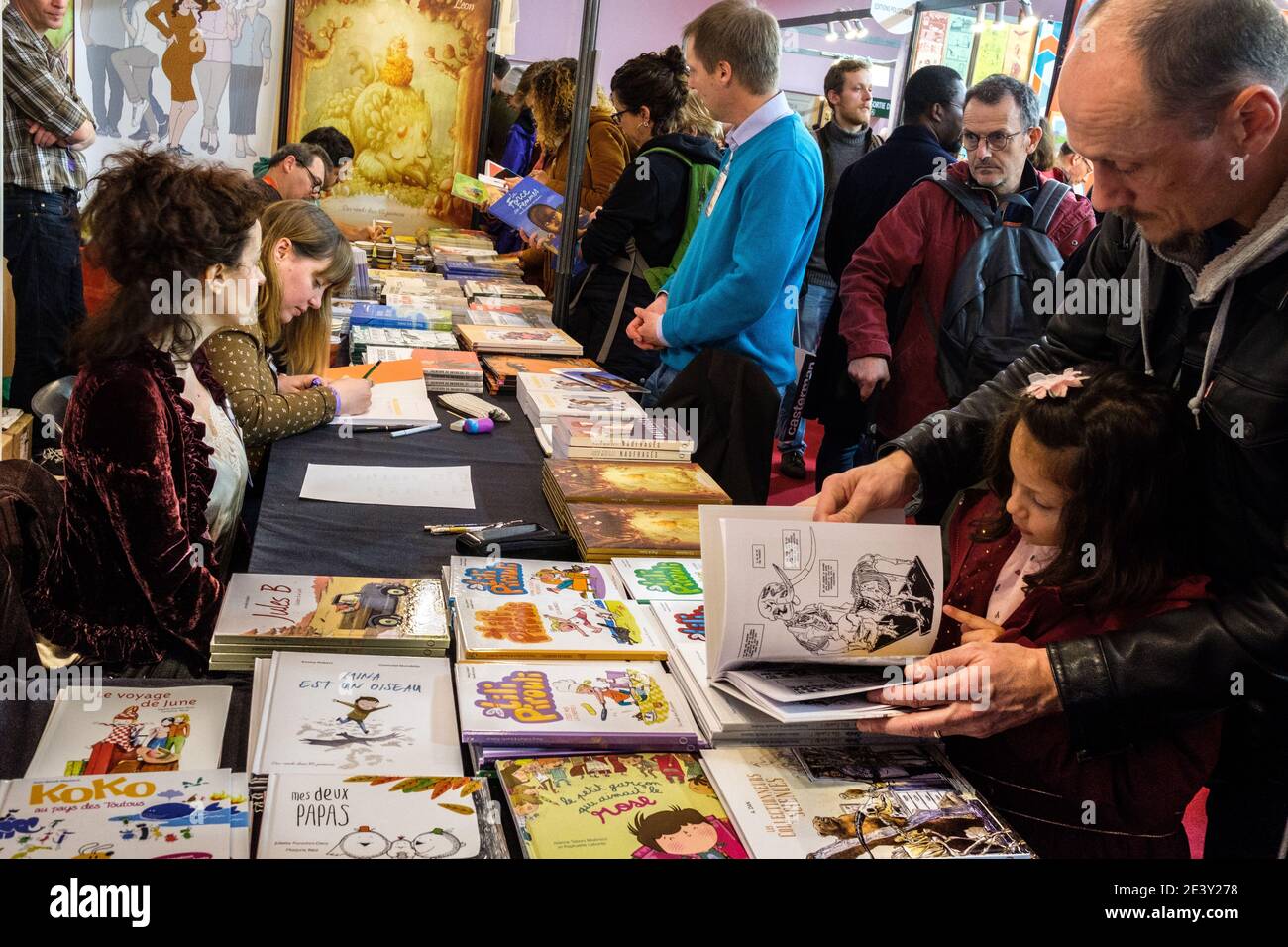 Angouleme (Westfrankreich): 47. Internationales Comicfestival am 01. Februar 2020. Festivalbesucher rund um die Stände von Verlagen Stockfoto