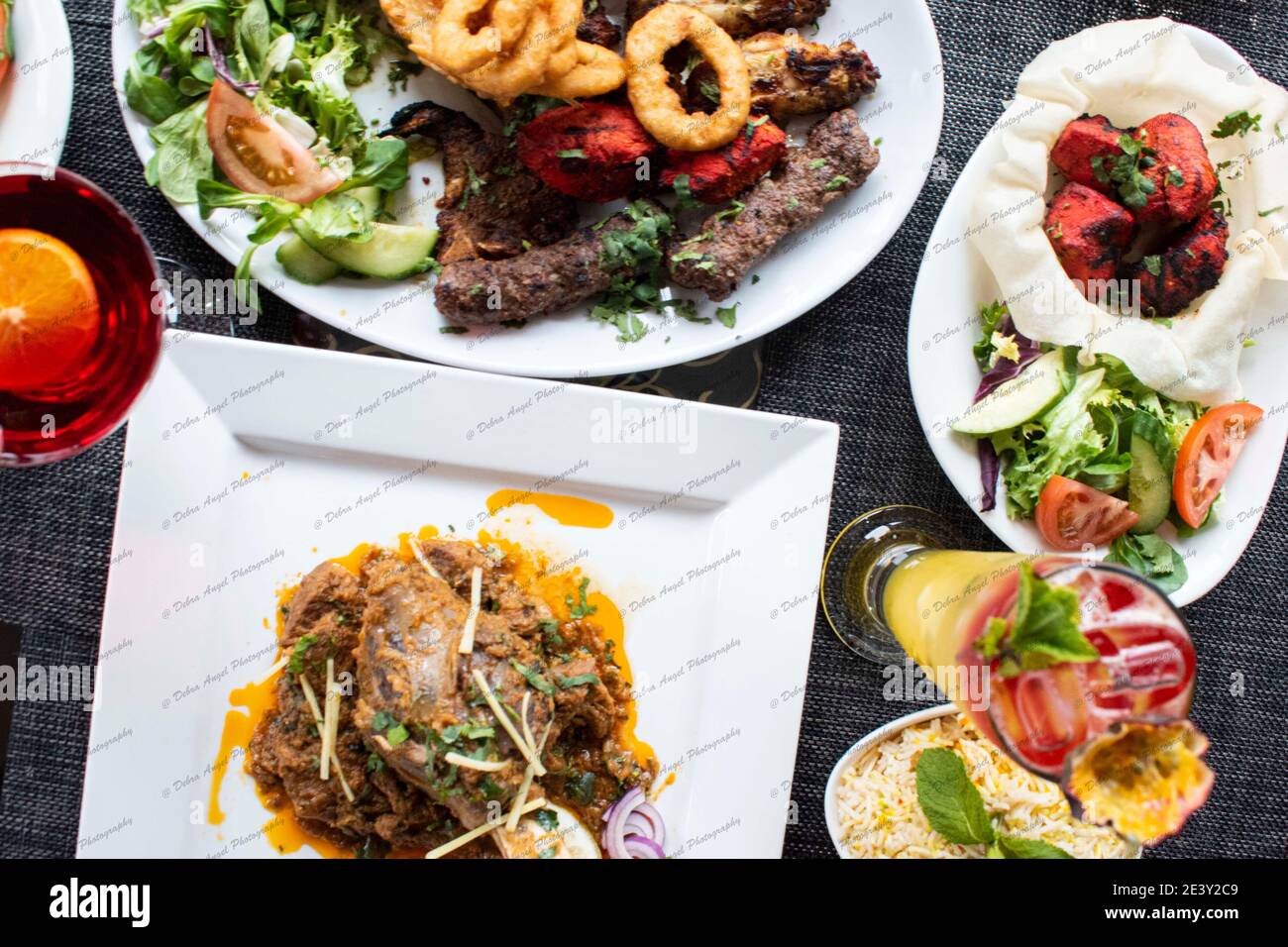 Indische Küche Essen Teller Curry Reis Kebabs Salat Stockfoto