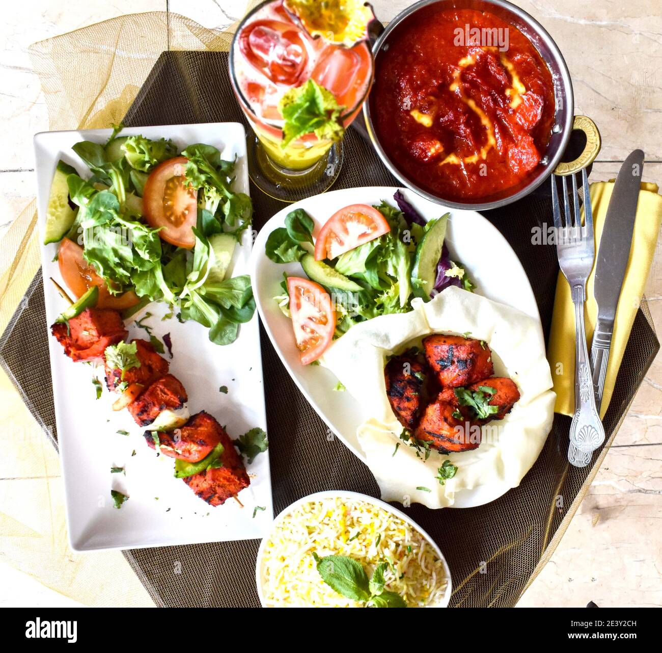 Indische Küche Essen Teller Curry Reis Kebabs Salat Stockfoto
