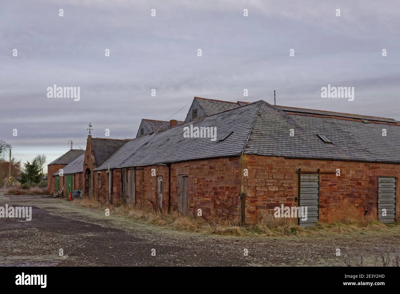 Ein alter viktorianischer Ruined Barn and Agricultural Store Complex, der alle in der Nähe von Letham Grange an der Ostküste Schottlands liegt. Stockfoto