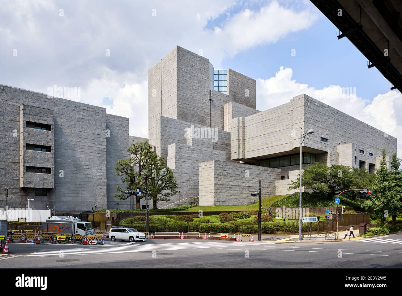 Japanisches Gebäude des Obersten Gerichtshofs, entworfen von Okada Shinichi (1974); Tokio, Japan Stockfoto