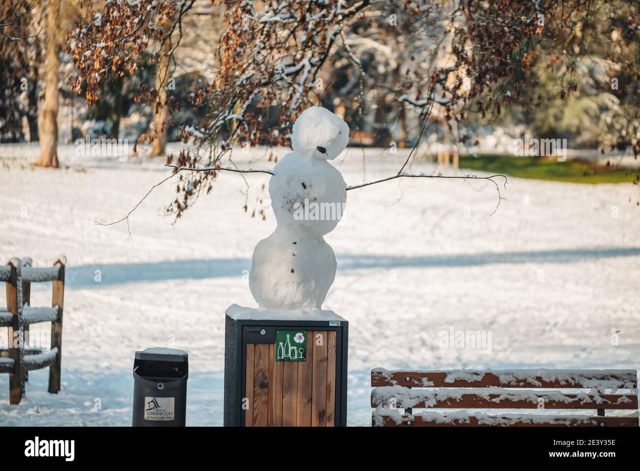 Seltsamer Schneemann im Park in Luxemburg-Stadt während Wintersaison Stockfoto