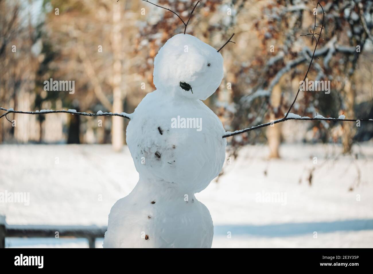 Seltsamer Schneemann im Park in Luxemburg-Stadt während Wintersaison Stockfoto