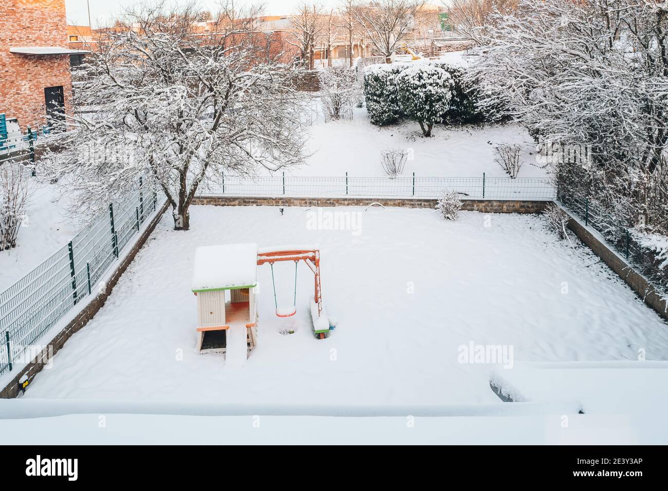 Spielplatz mit Neuschnee im Winter in Luxemburg bedeckt Stockfoto