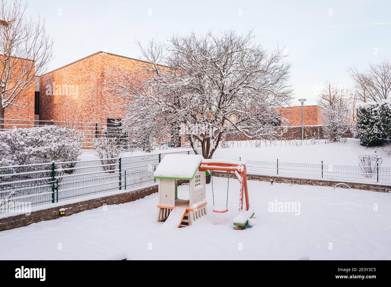 Spielplatz mit Neuschnee im Winter in Luxemburg bedeckt Stockfoto