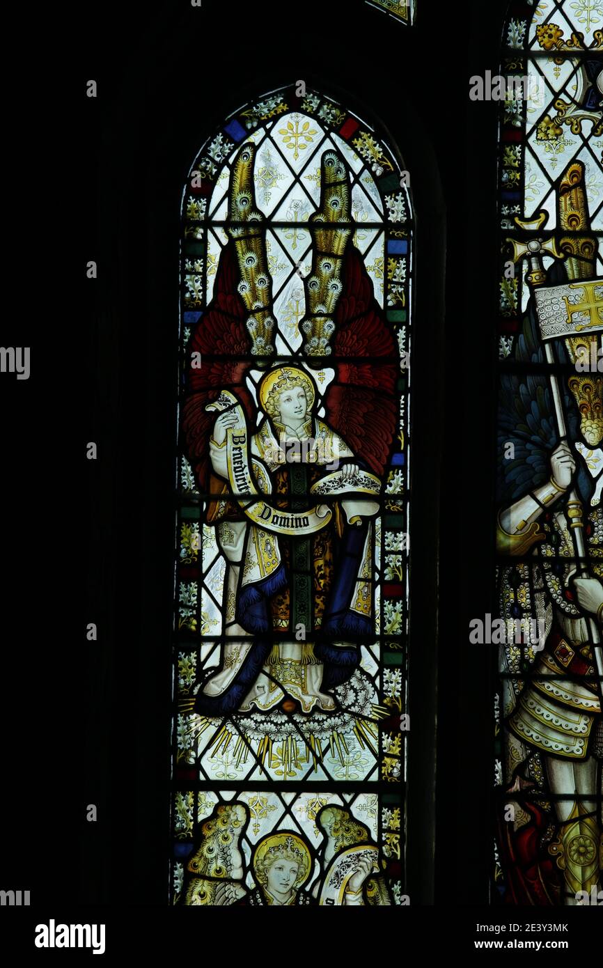 Ein Buntglasfenster von C E Kempe & Co mit einem Engel, St. Michael's Church, Barton, in der Nähe der Pooley Bridge, Cumbria Stockfoto