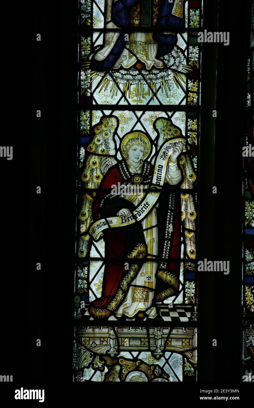 Ein Buntglasfenster von C E Kempe & Co mit einem Engel, St. Michael's Church, Barton, in der Nähe der Pooley Bridge, Cumbria Stockfoto