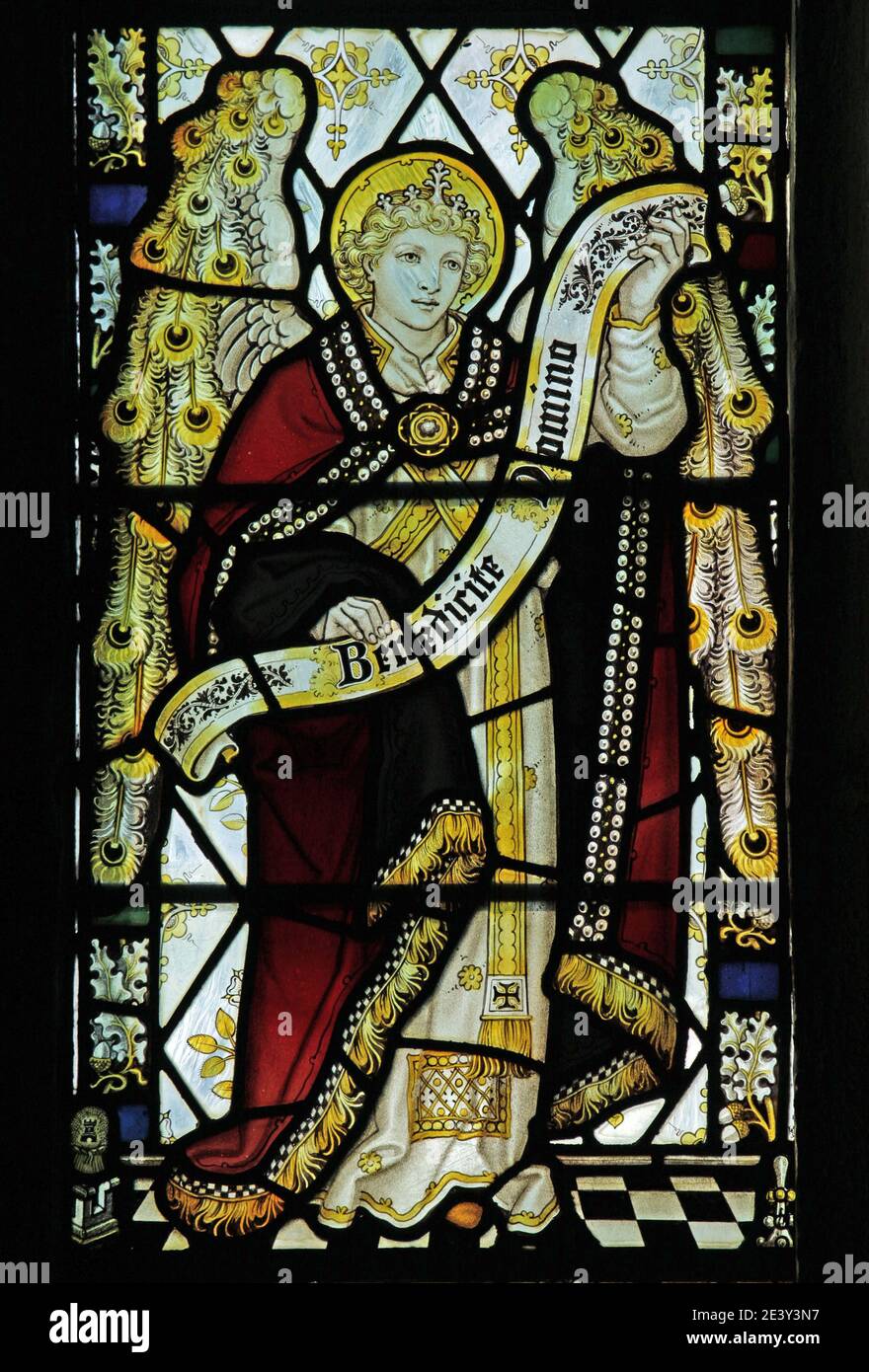 Ein Buntglasfenster bei den Kempe Studios, das einen Engel mit einer Schriftrolle zeigt, St. Michael's Church, Barton, in der Nähe der Pooley Bridge, Cumbria Stockfoto