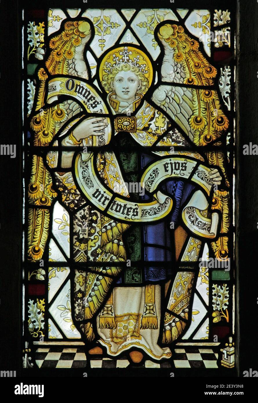 Ein Buntglasfenster bei den Kempe Studios, das einen Engel mit einer Schriftrolle zeigt, St. Michael's Church, Barton, in der Nähe der Pooley Bridge, Cumbria Stockfoto