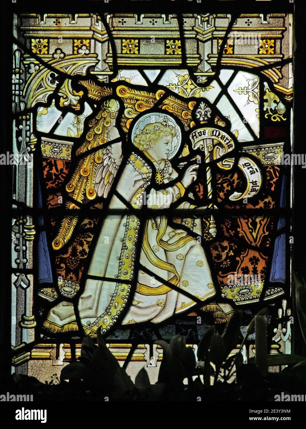 Ein Buntglasfenster von C E Kempe & Co mit einem Engel, St. Michael's Church, Barton, in der Nähe der Pooley Bridge, Cumbria Stockfoto