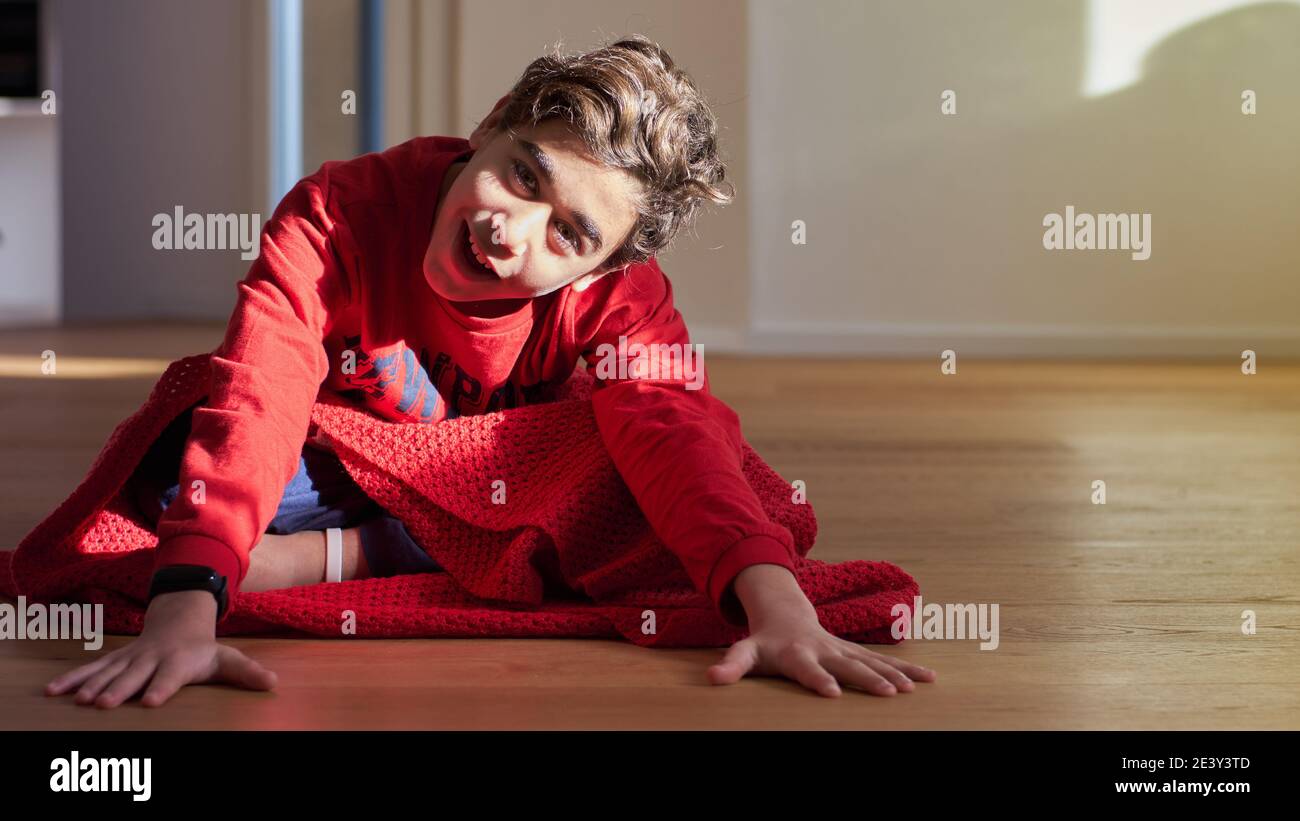 Portrait von fröhlichen Kindern, die auf dem Boden liegen und spielen. Copyspace Stockfoto