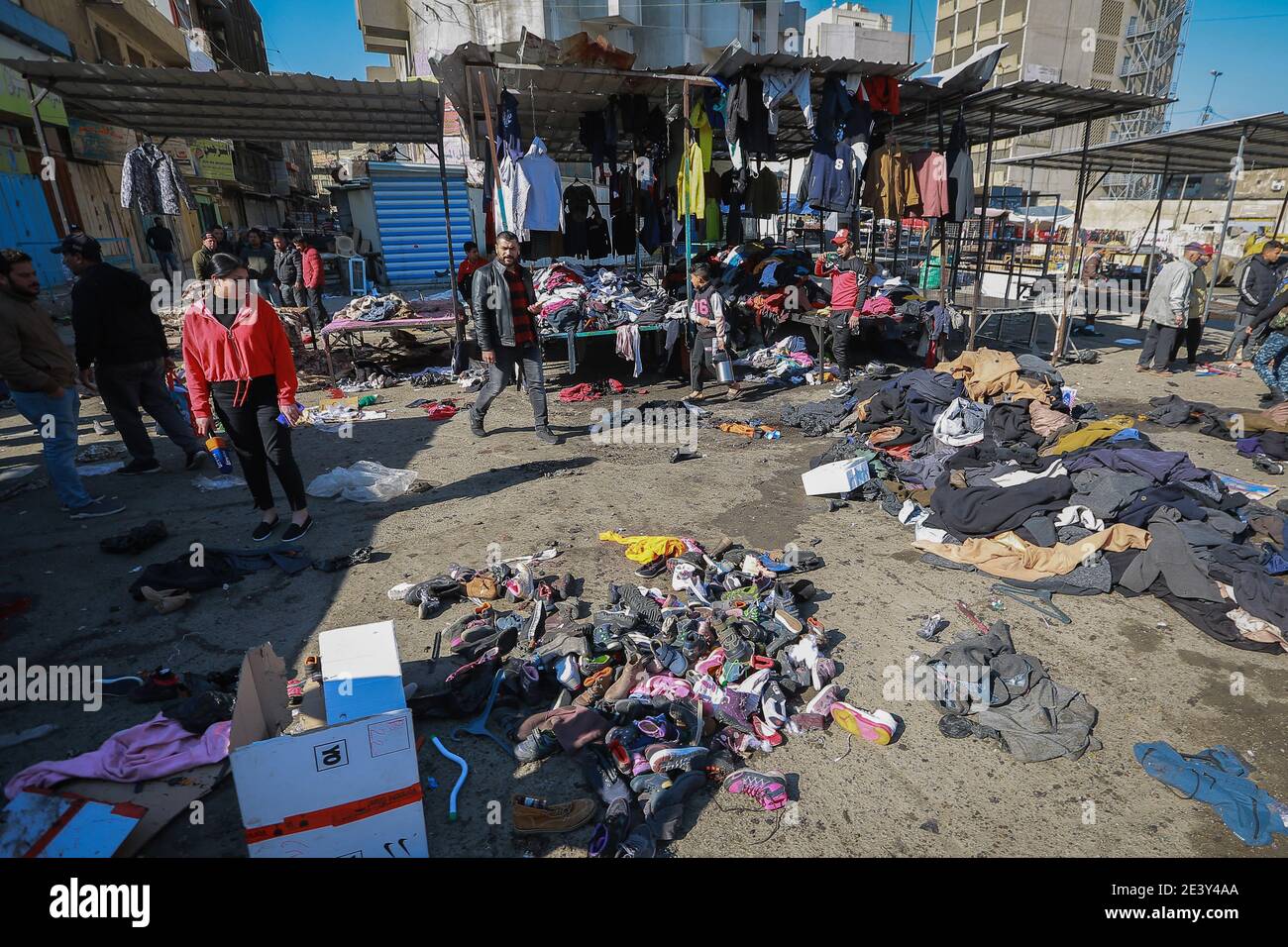 Bagdad, Irak. Januar 2021. Irakische Händler inspizieren den Schauplatz eines zweifachen Selbstmordattentats auf einem Straßenmarkt, der gebrauchte Kleidung im Zentrum von Bagdad verkauft. Mindestens 28 Menschen wurden bei einem zweifachen Selbstmordanschlag getötet und mehr als 70 verletzt, der auf das geschäftige Geschäftsviertel Bab Al Sharqi abzielte, nachdem sich zwei Selbstmordattentäter bei der Verfolgung durch Sicherheitskräfte in die Luft gesprengt hatten. Quelle: Ameer Al Mohammedaw/dpa/Alamy Live News Stockfoto
