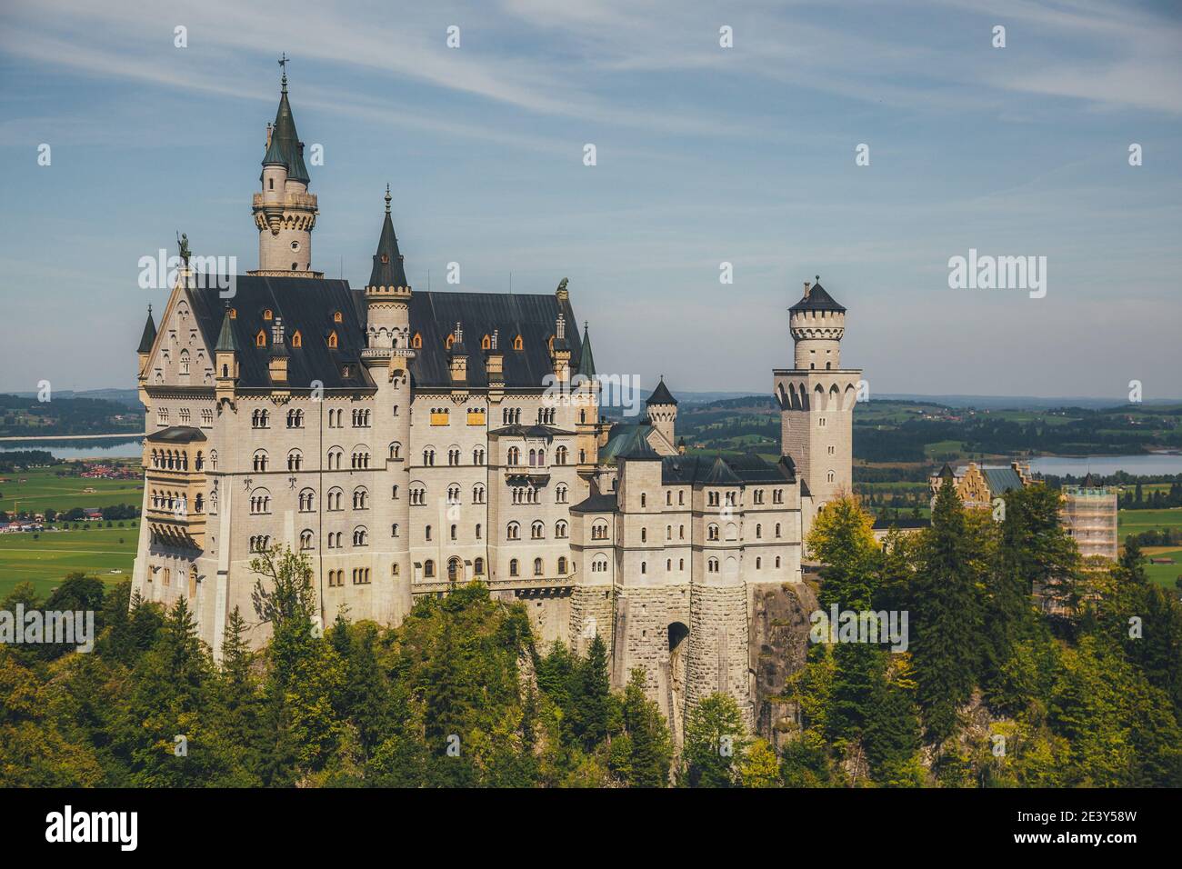 Schöne Aussicht auf den weltberühmten Schloss Neuschwanstein, 19. Jahrhundert Romanesque Wiederbelebung Palast für König Ludwig II., mit Aussichtsberg si Stockfoto