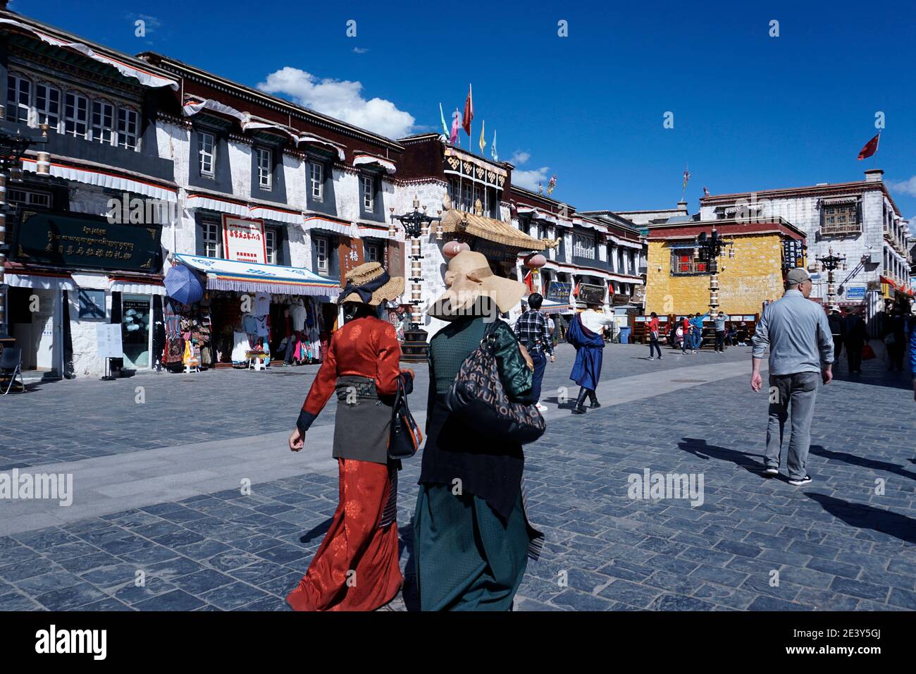Pilger und Touristen zu Fuß auf Barkhor Straße. Stockfoto