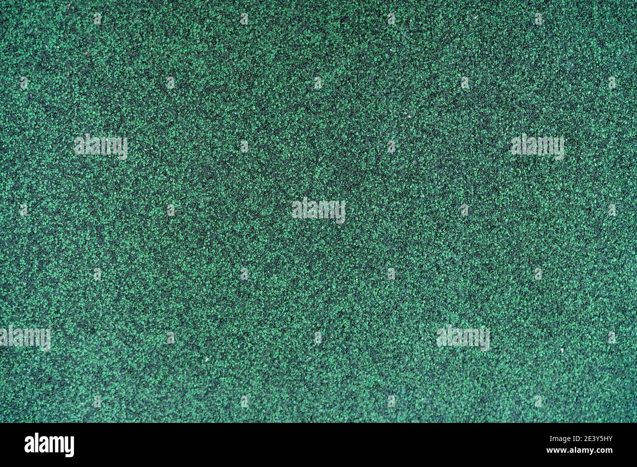 Hunter grün Farbe Schindeln Dach Textur Hintergrund. Dachmaterial. Dicht von rauhen dunkelgrünen Granulat Oberfläche Schindeldach Textur Hintergrund. Stockfoto