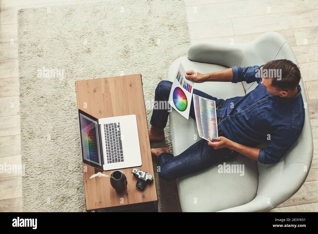 Männliche Designer die Wahl einer Farbe für ein neues Projekt . Stockfoto