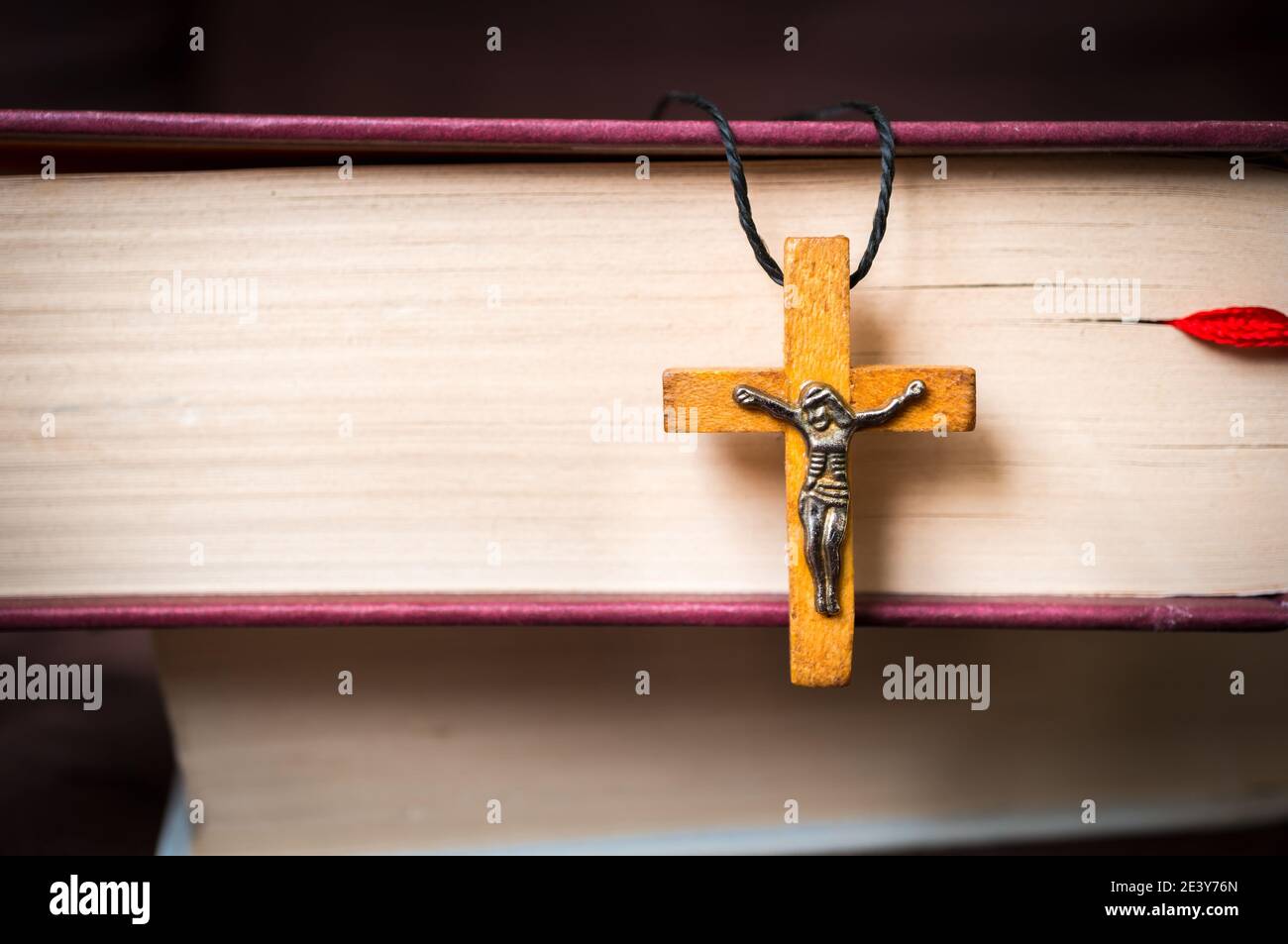 Christliche hölzerne Kreuz Halskette auf heilige Bibel - religiöses Konzept Stockfoto