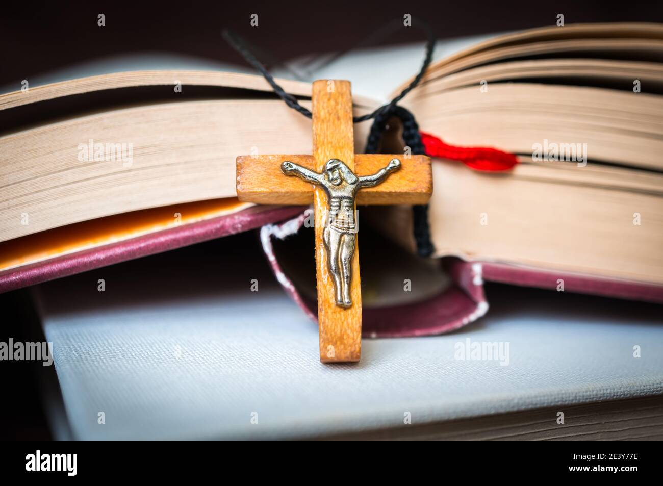 Christliche hölzerne Kreuz Halskette auf heilige Bibel - religiöses Konzept Stockfoto