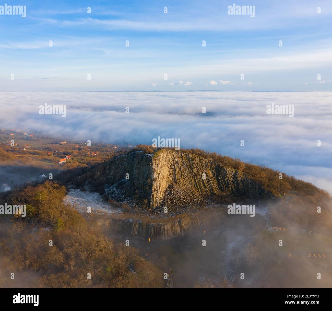 Monoszló, Ungarn - Luftaufnahme der vulkanischen Basaltsteinformation namens Hegyestű mit Nebel über dem Plattensee Stockfoto