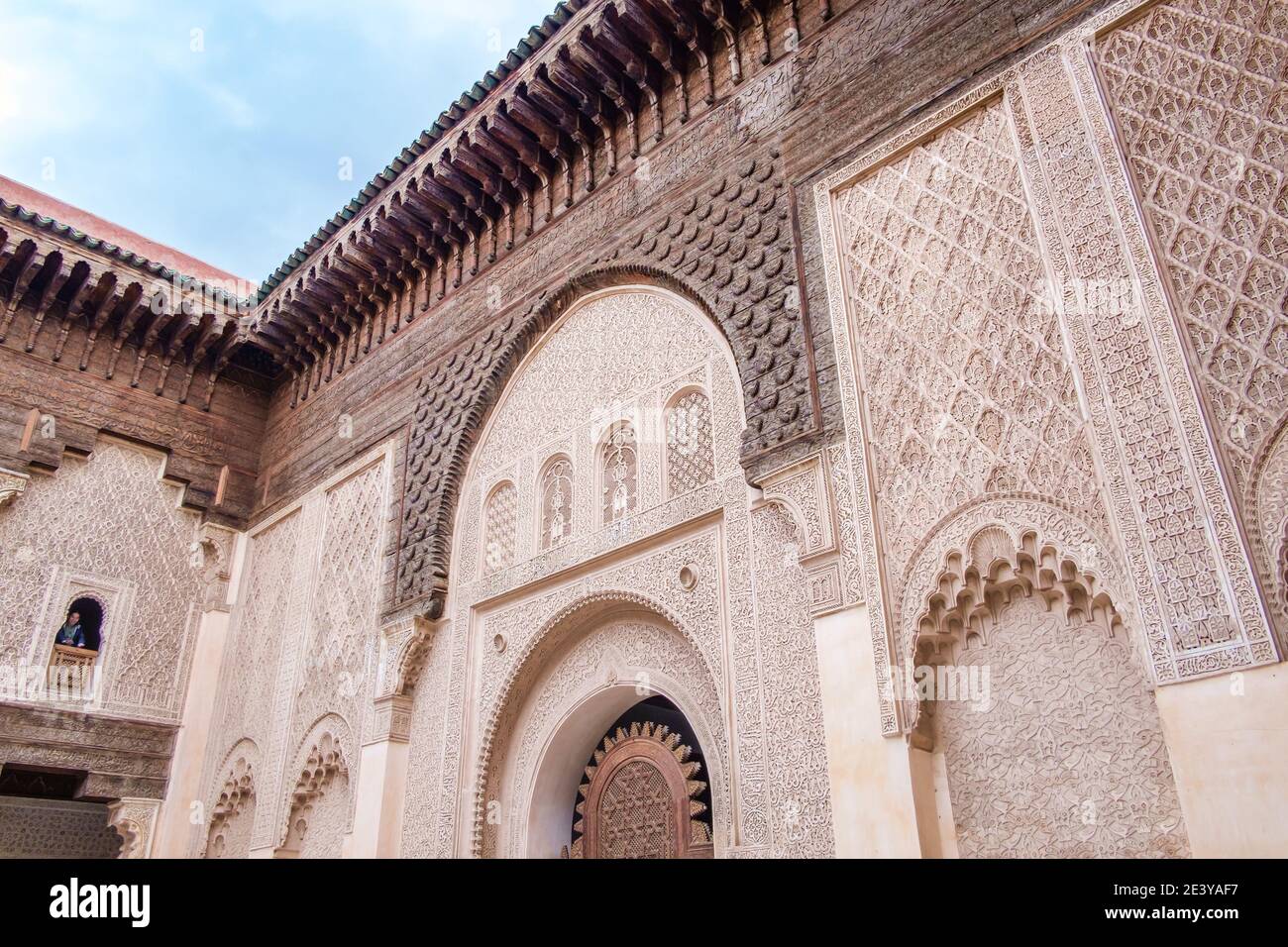 Ben Youssef Madrasa ist ein islamisches madrasa (College) in Marrakesch, Marokko, funktioniert als historische Stätte. Oberflächen der zellij (Mosaik Fliesen} Stockfoto