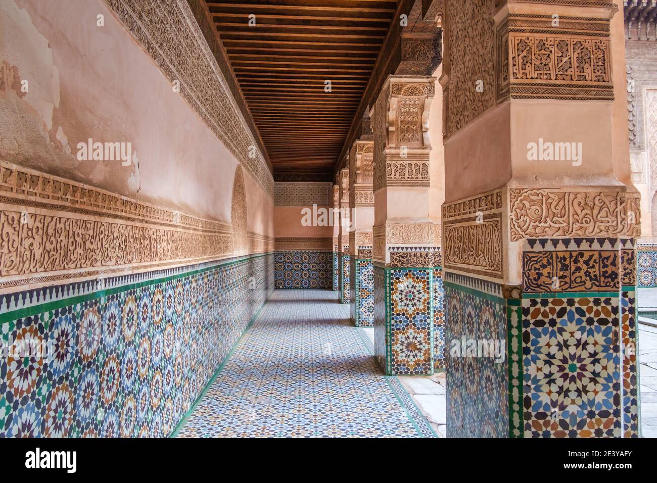 Ben Youssef Madrasa ist ein islamisches madrasa (College) in Marrakesch, Marokko, funktioniert als historische Stätte. Oberflächen der zellij (Mosaik Fliesen} Stockfoto