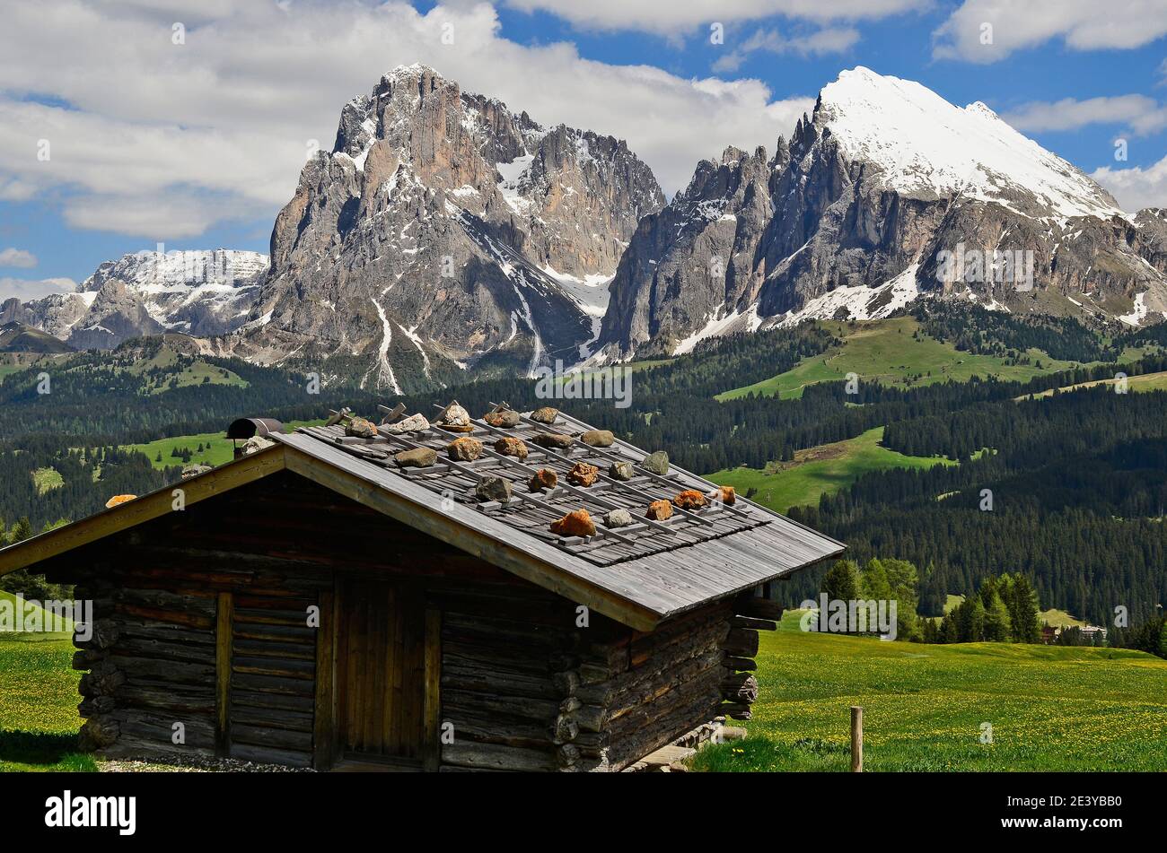 Italien, Südtirol, Alpe di Suisi, Scheune und Blick auf Sasso Longo und Sasso Piatto in den Dolomiten Stockfoto