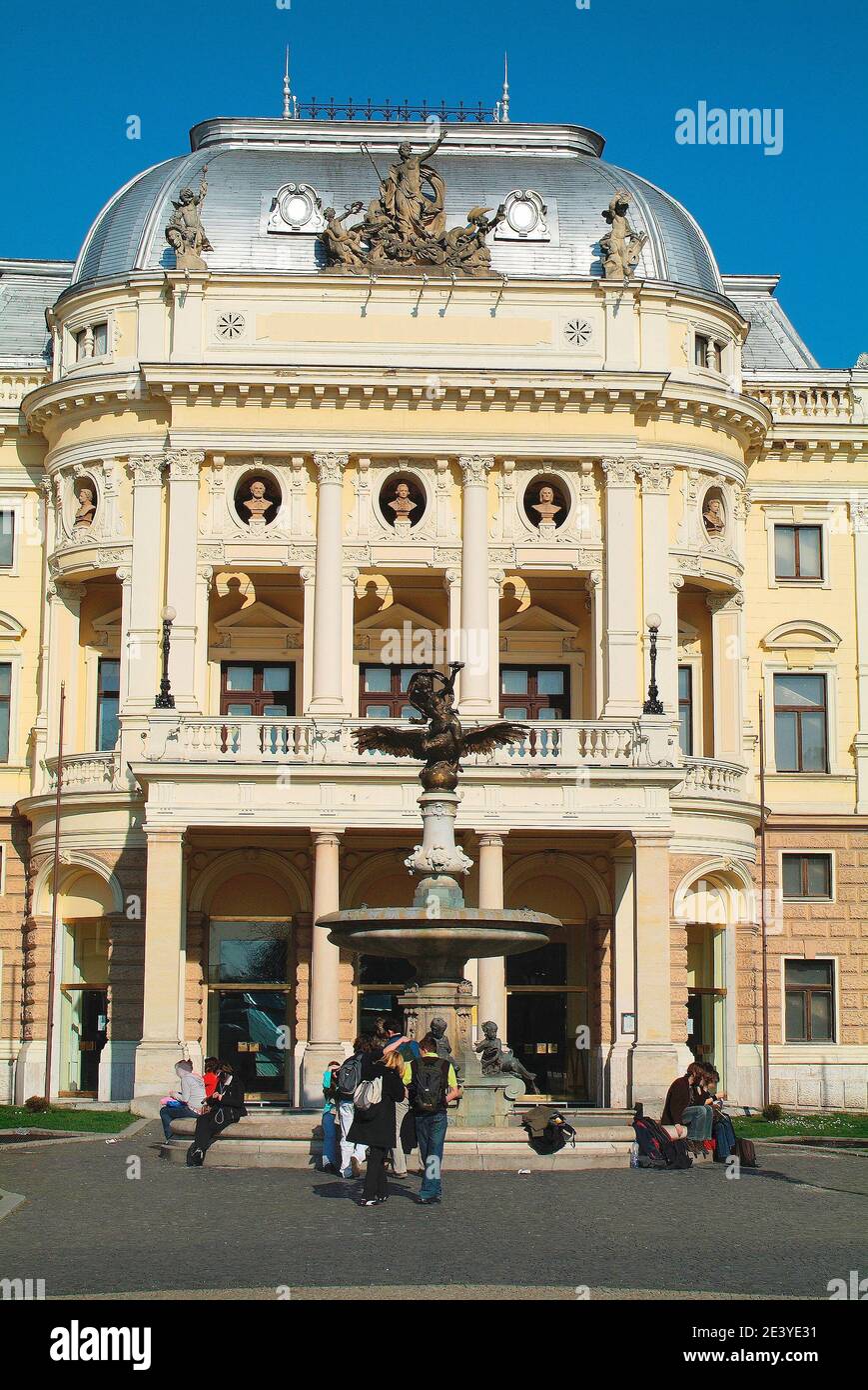 Bratislava, Slowakei - 13. März 2007: Unbekannte Menschen vor dem historischen Slowakischen Nationaltheater und dem Ganymed-Brunnen Stockfoto