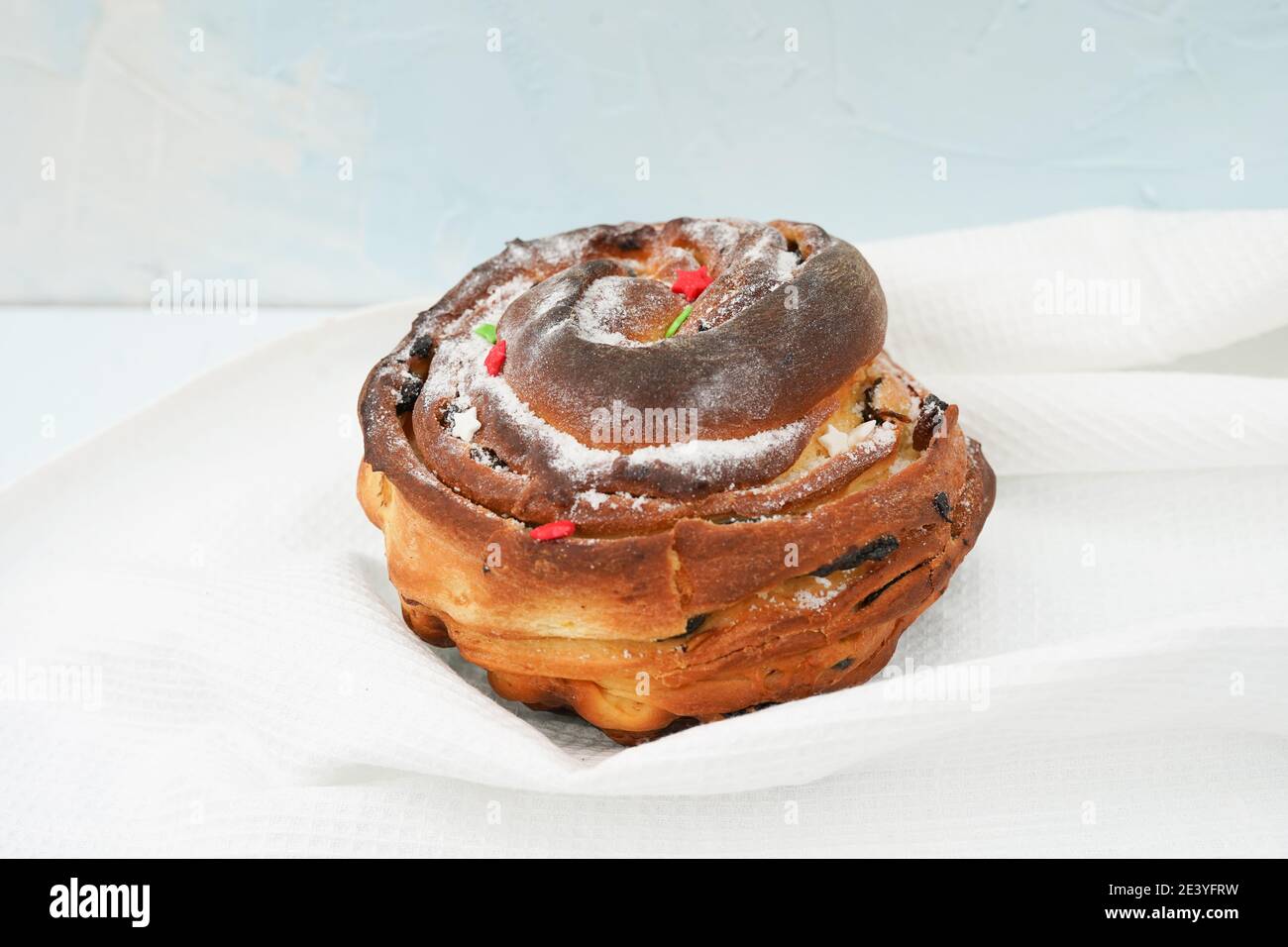 Ostern kulich paska dekoriert auf dem Esstisch mit Frühlingsblumen Stockfoto