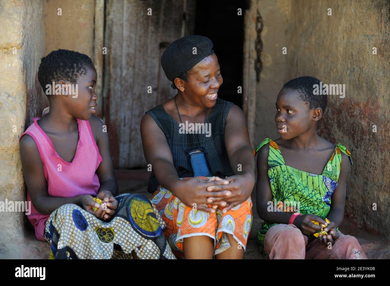 SAMBIA, Copperbelt, Stadt Ndola, Township Nkwazig, katholische Kirche unterstützt HIV-Hilfen Waisen, ältere Frau mit zwei Waisen / SAMBIA Ndola im Copperbelt, Township Nkwazig, katholische Kirche betreibt ein Counselling Centre für AIDS Waisen und -kranke, Teresa Mulenga 11 Jahre (rosa) und Fridah Kakoma 11 Jahre (gruen) sind AIDS Waisen Stockfoto