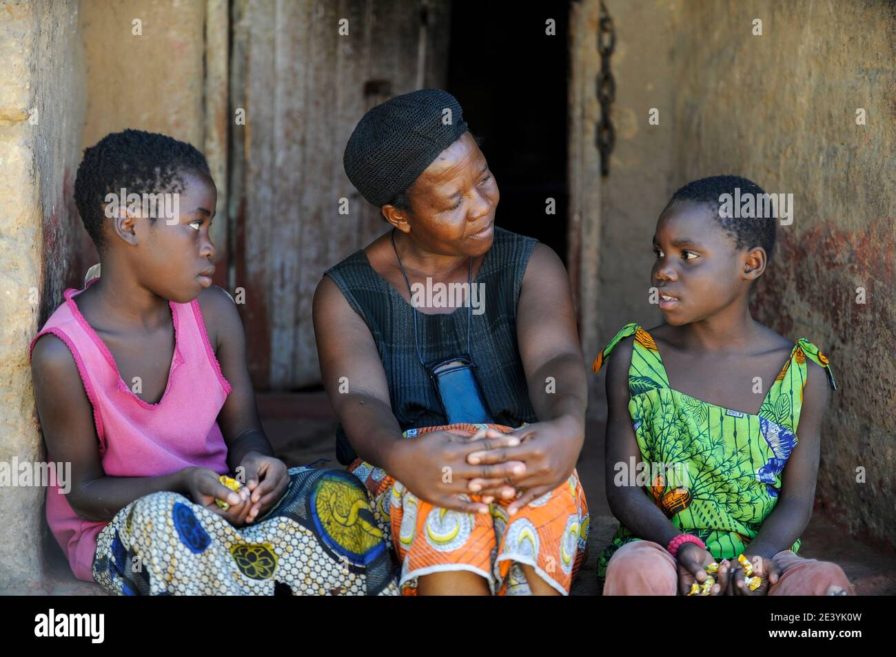 SAMBIA, Copperbelt, Stadt Ndola, Township Nkwazig, katholische Kirche unterstützt HIV-Hilfen Waisen, ältere Frau mit zwei Waisen / SAMBIA Ndola im Copperbelt, Township Nkwazig, katholische Kirche betreibt ein Counselling Centre für AIDS Waisen und -kranke, Teresa Mulenga 11 Jahre (rosa) und Fridah Kakoma 11 Jahre (gruen) sind AIDS Waisen Stockfoto