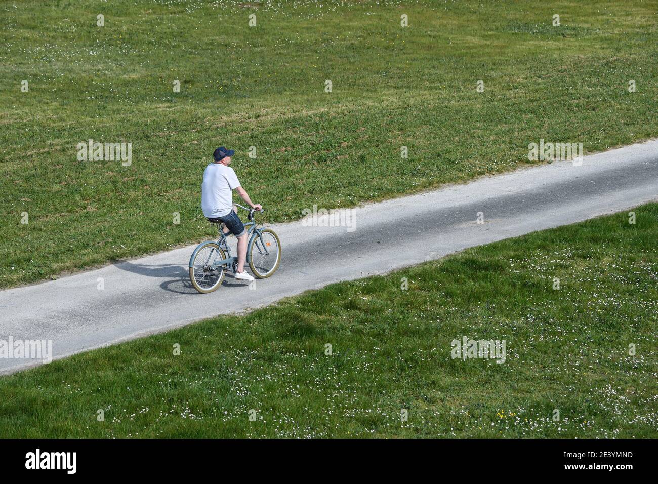 Insel 'Ile d'Aix' (Mittelwestfrankreich): Jemand, der auf einer Landstraße Fahrrad fährt Stockfoto