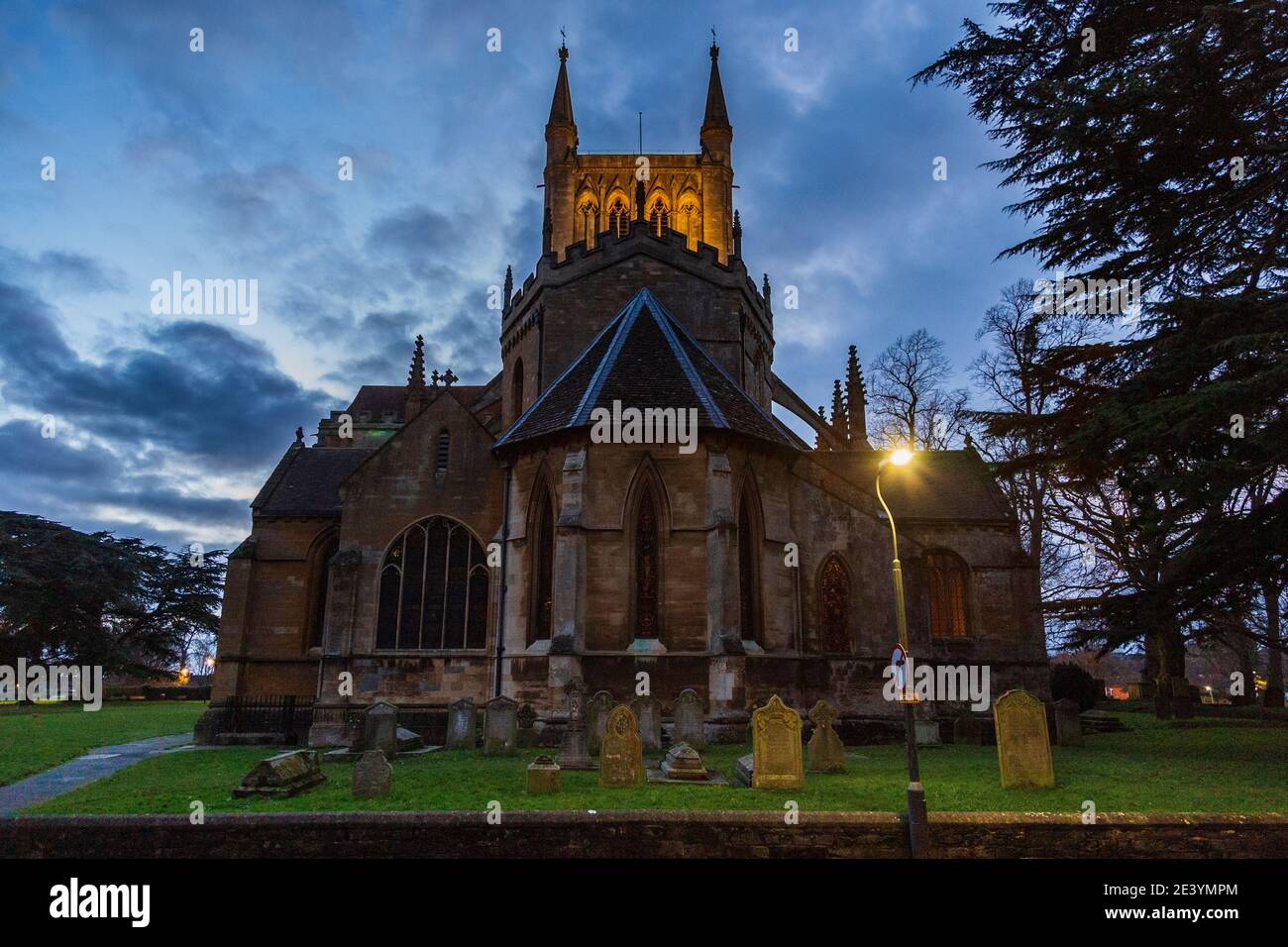 Ein Blick aus dem Osten der Pershore Abbey Kirche in der Abenddämmerung im Winter, Worcestershire, England Stockfoto