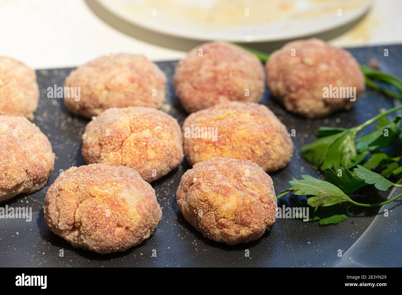 Kochen von Fleischschnitzel. Halbfertige Fleischbällchen auf einem Schneidebrett. Stockfoto