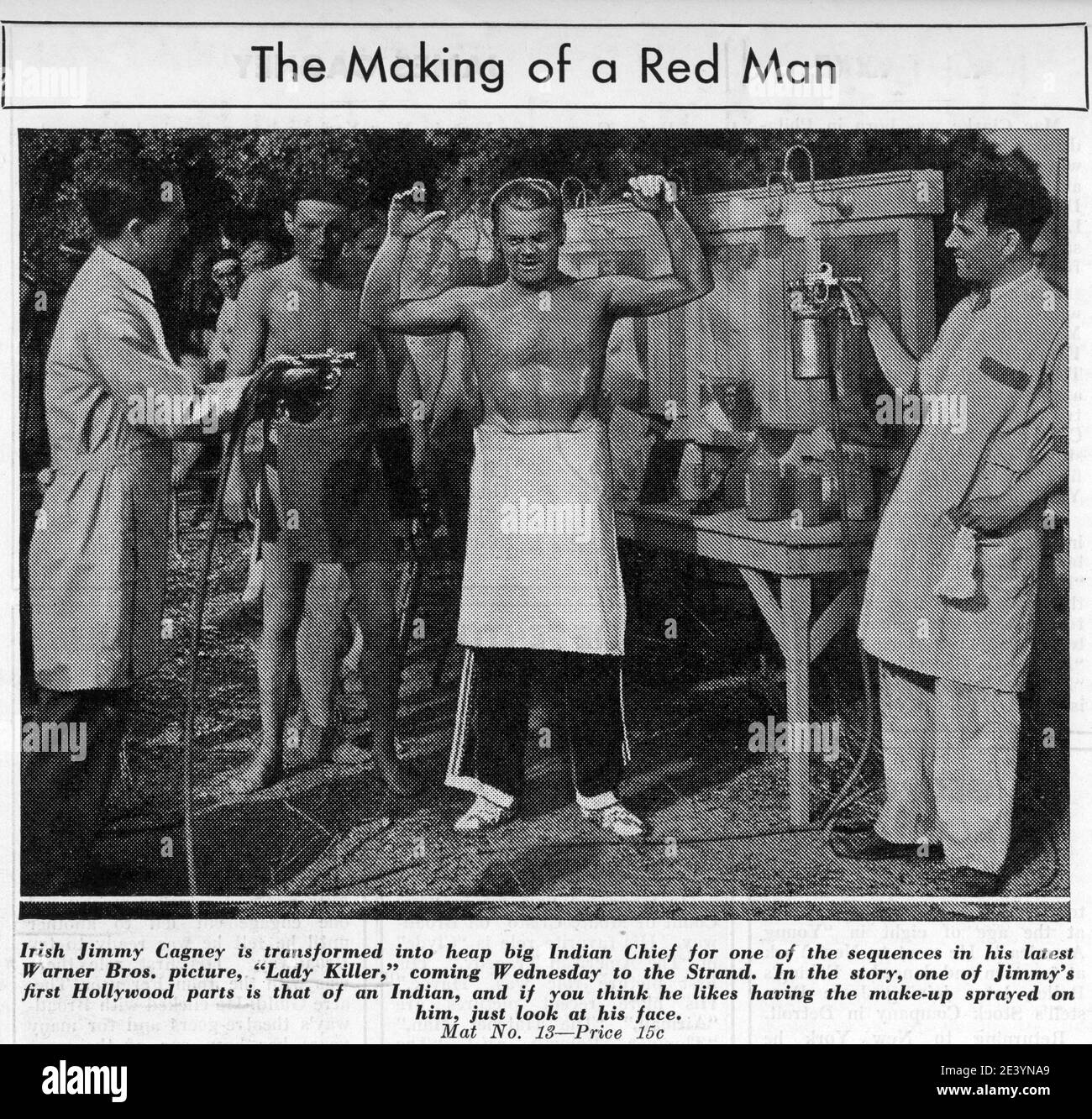 JAMES CAGNEY am Set Candid ließ seine Körperfarbe sprühen, um Indianer der Ureinwohner in einem Film in LADY KILLER zu spielen 1933 Regisseur ROY DEL RUTH Story The Finger man von Rosalind Keating Shaffer Kostümdesign Orry-Kelly Warner Bros. Stockfoto