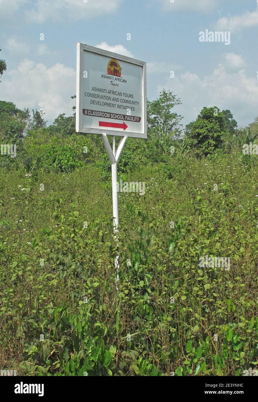 Erhaltung Bemühungen um Schule für lokale Kinder als Belohnung für den Schutz der Gelbe-Kopf Picathartes Website Bonkro Dorf, Ghana zu bauen Stockfoto