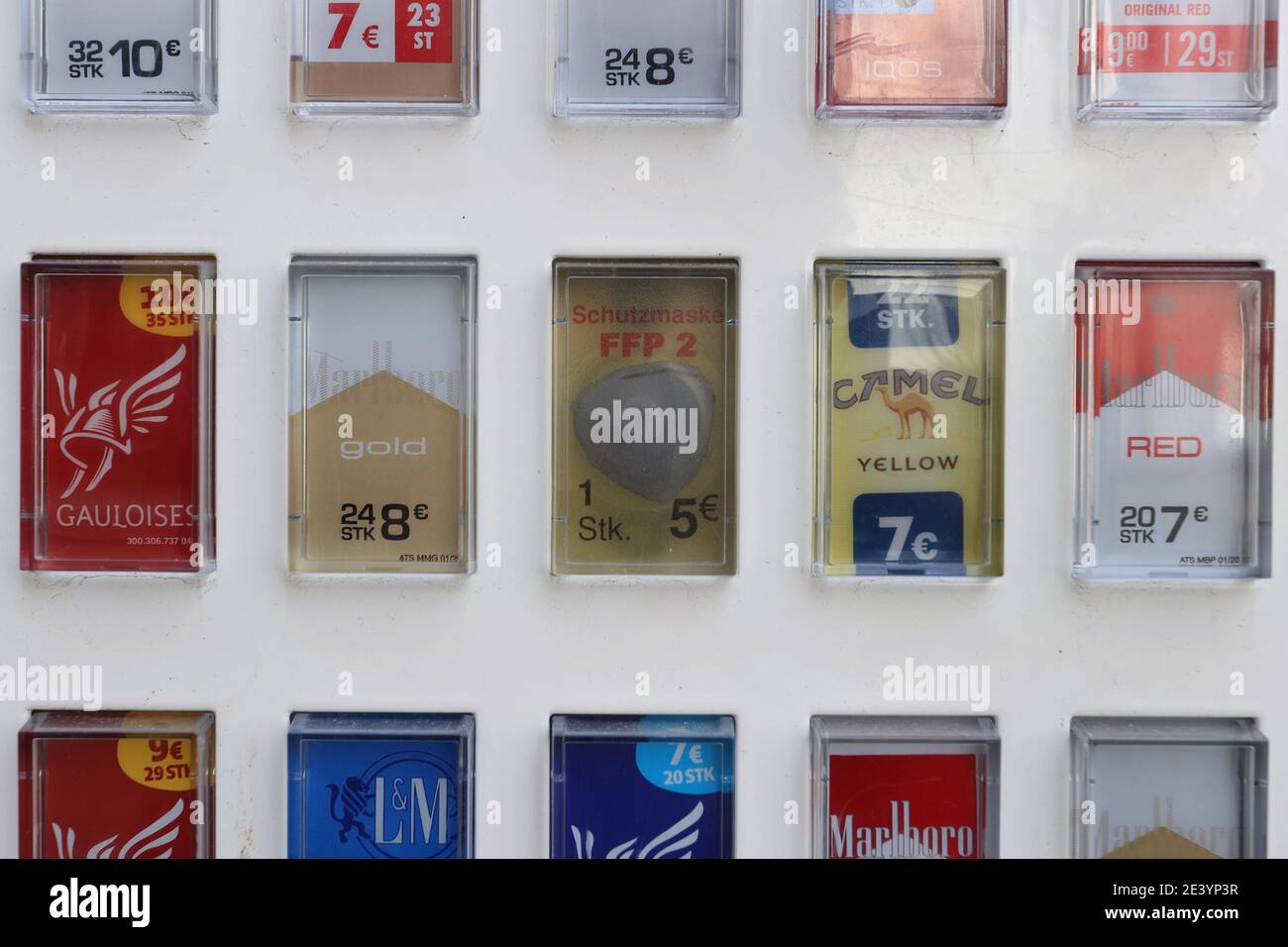 Gerolzhofen, Deutschland. Januar 2021. Eine Ausgabetaste für eine Packung FFP2-Masken ist an einem Zigarettenautomaten zu sehen. Ein Tabakladen bietet die Schutzmasken in seinen Automaten an. Quelle: Karl-Josef Hildenbrand/dpa/Alamy Live News Stockfoto