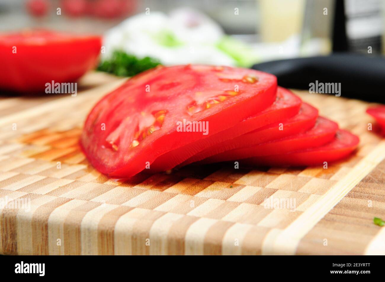 Tomatenscheiben bereit für ein Sandwich Stockfoto