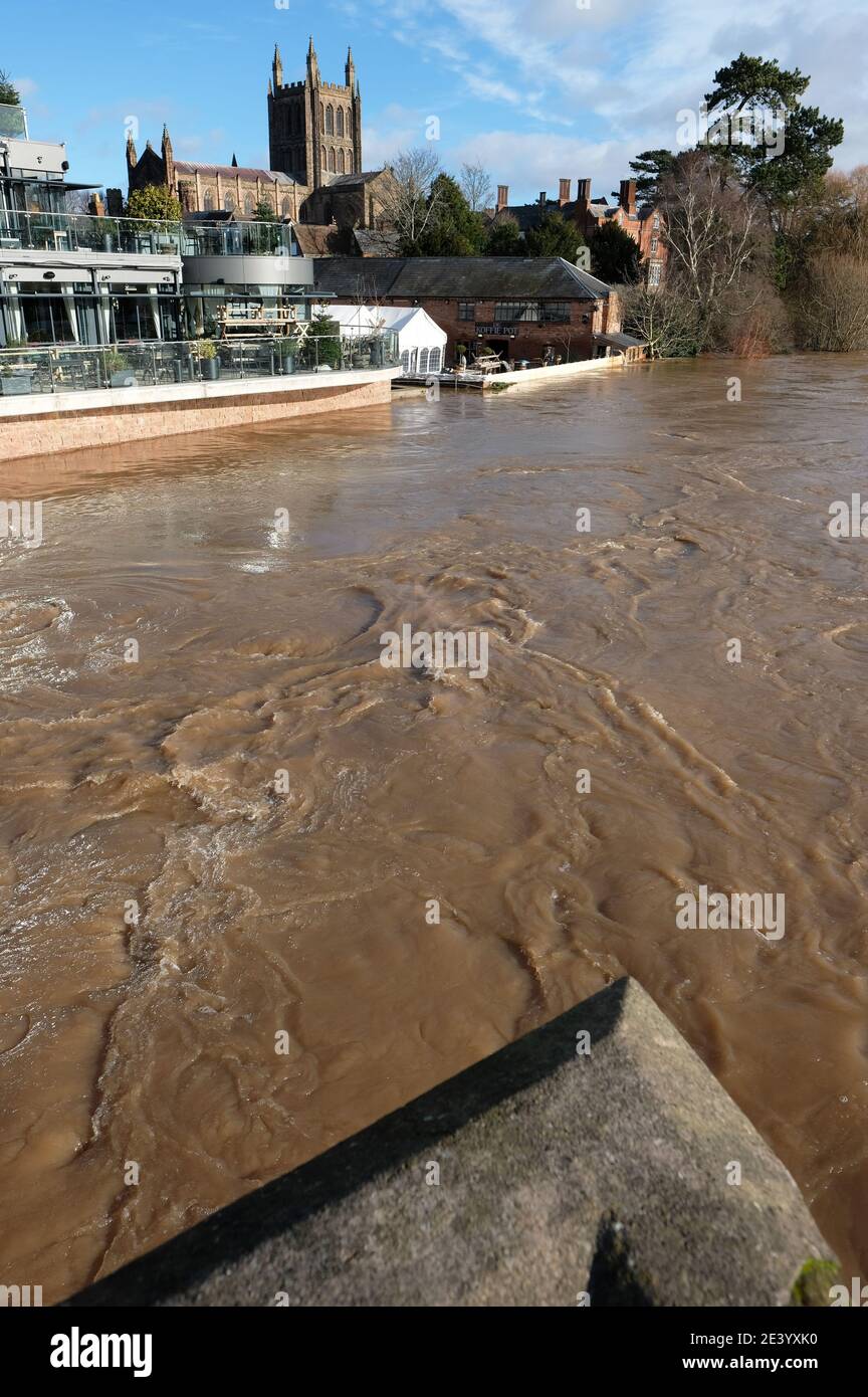 Hereford, Herefordshire - Donnerstag, 21. Januar 2021 - der Fluss Wye ist sehr hoch mit einigen Überschwemmungen in der Greyfriars Gegend der Stadt. Der Wye soll heute Abend auf 5.3 Meter hoch sein. Foto Steven May / Alamy Live News Stockfoto