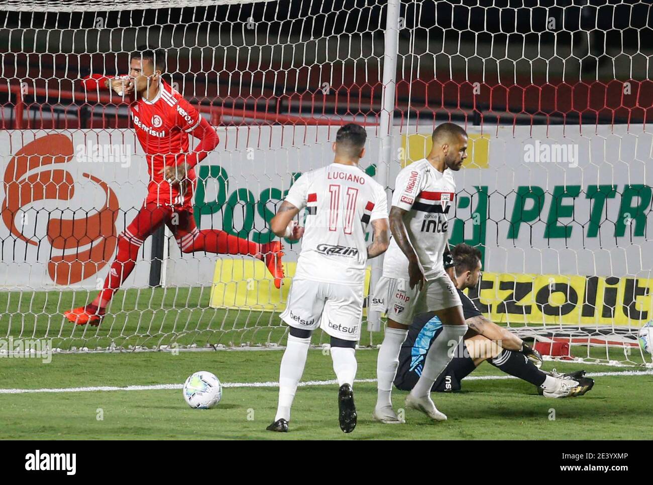 Action während der brasilianischen Meisterschaft (Campeonato Brasileiro Serie A) Fußballspiel zwischen Sao Paulo und Internacional im Morumbi Stadion in Sao Paulo, Brasilien Stockfoto