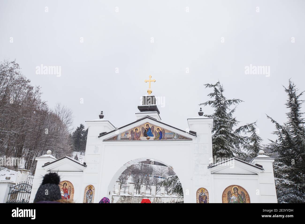 Winterlandschaft, verschneite Tage, orthodoxes Kloster Grgeteg. Das Hotel liegt im Dorf Grgeteg auf dem Berg Fruska Gora in Nordserbien. Stockfoto